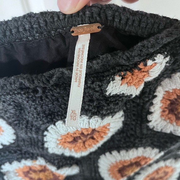 Free people crocheted hot shorts - Picture 4 of 4